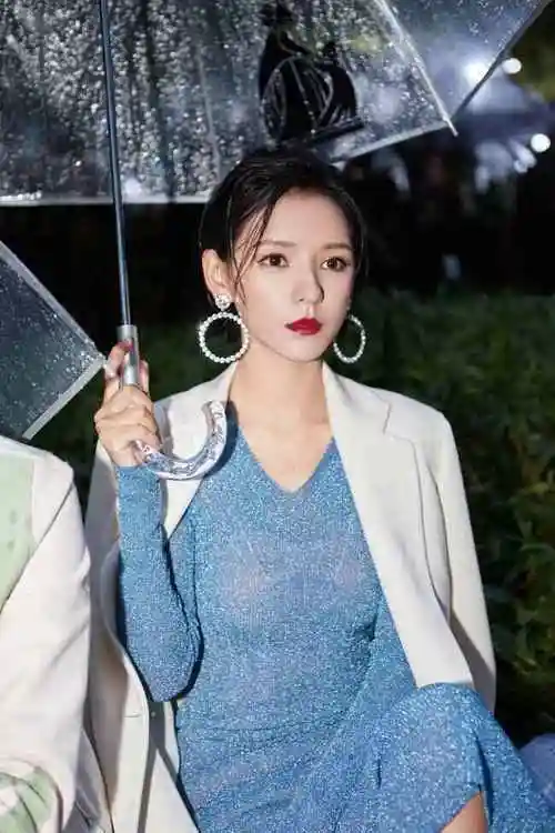 张予曦最新巴黎观秀写真图片水蓝透视长裙勾勒水蛇腰身材