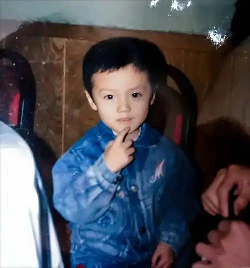 鹿晗出道前旧照#一直都是眼中有光的大帅哥来看看鹿晗童年照!