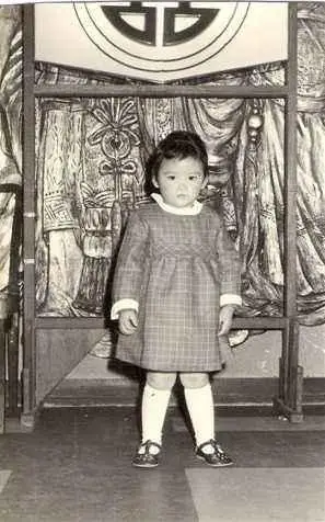 小时候的周慧敏是不幸的,出生在一个单亲家庭,并且是一个遗腹子.