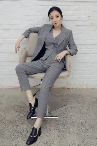 李小璐真帅气!西装革履霸气十足,网友:辣妈变霸道女总裁