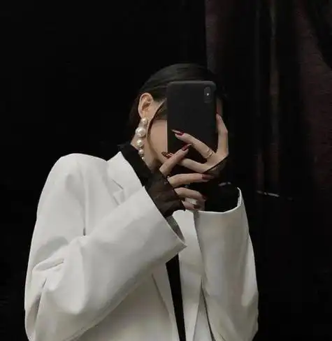 西装革履女生头像