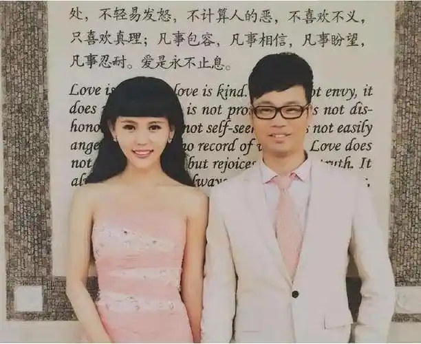 为了逼婚他与小三王依梓不仅不遮掩,还在公众平台上发布照片,后来也