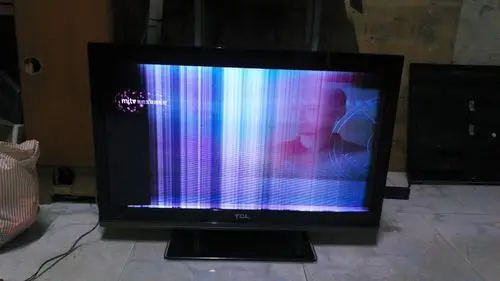 我家的液晶电视看着看着就变花屏了,有哪位大虾能帮我解答一下是屏坏