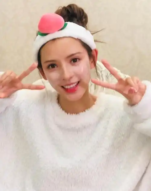 张予曦仗着有颜任性,当众直播卸妆,看到素颜长相让我跪了!