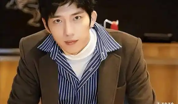 井柏然:出生28天被弃,爷爷奶奶捡废品养活他,走红后父母来认亲_生活