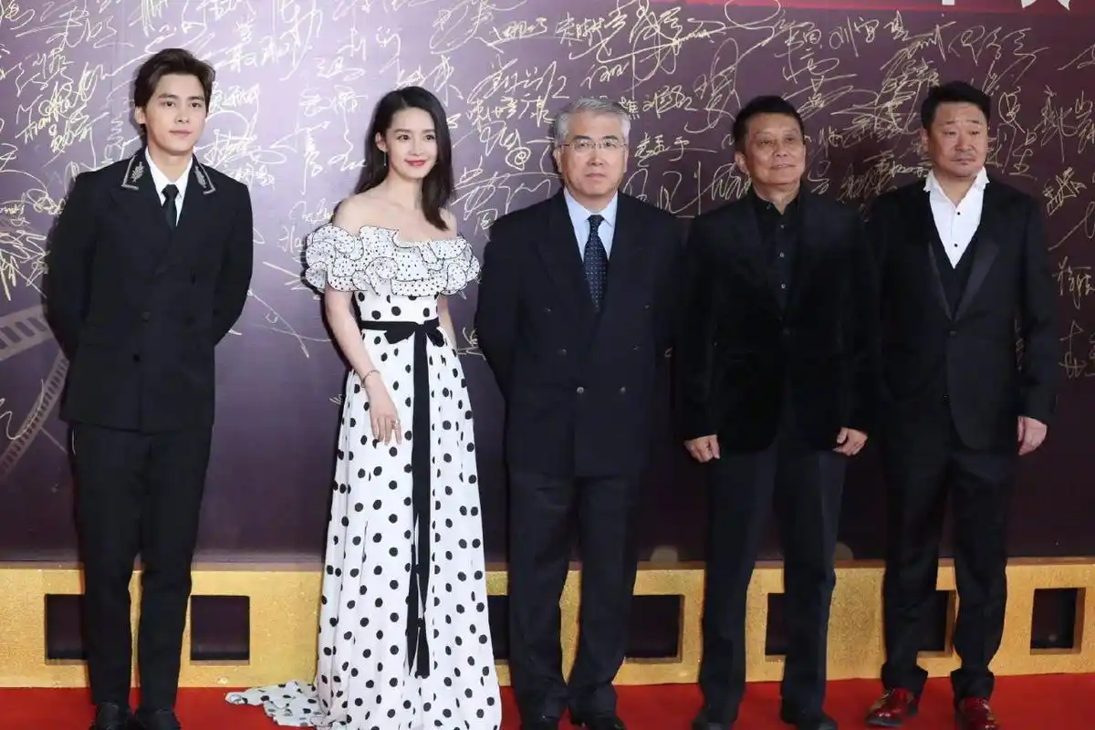 李沁李易峰时隔六年终于同框,但用生命在避嫌,尴尬气氛挡不住