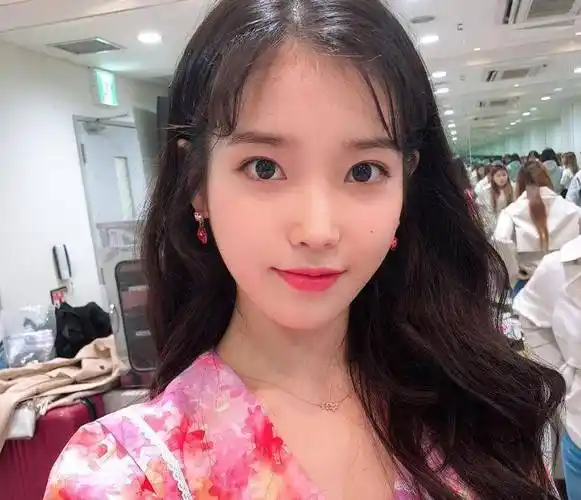 iu素颜录制节目,网友不禁称赞:真的越来越美,完全看不出27岁了_德鲁纳