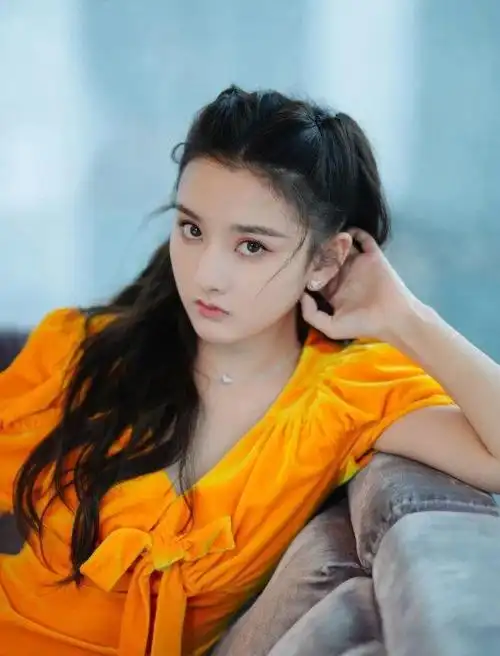 "小张柏芝"教你夏日如何穿出少女感,选对裙子颜色很重要!