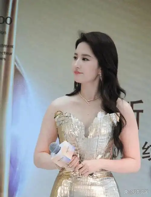 金粉世家20年,女一女二同上热搜,刘亦菲逆袭,董洁儿子撑场面!