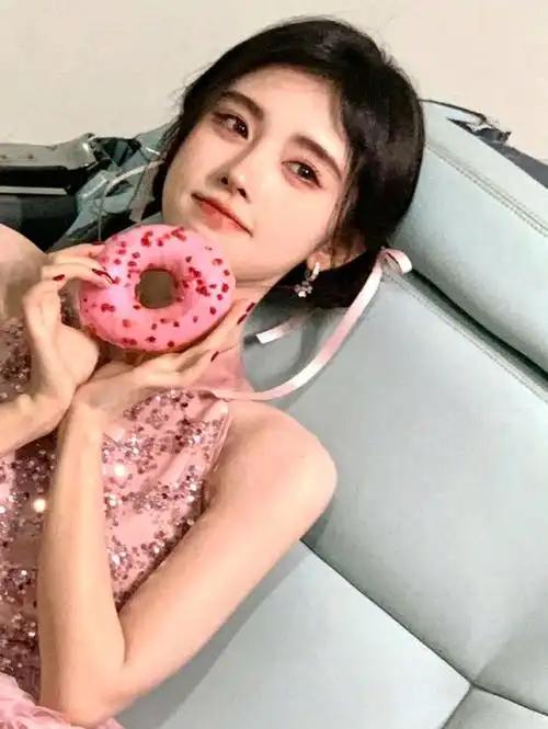 鞠婧祎粉裙造型太可爱,手捧甜甜圈被网友称赞:简直就是美少女