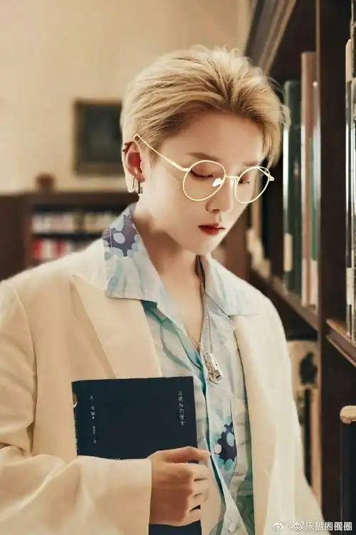 戴眼镜的昕宝a爆