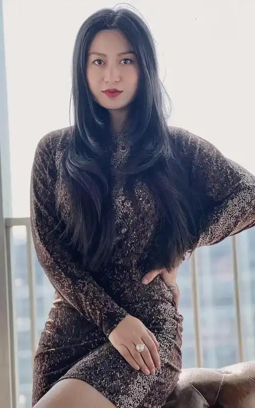 生活中遇到的四十岁女人,面容精致,身材苗条,很热爱生活,自律和坚持让