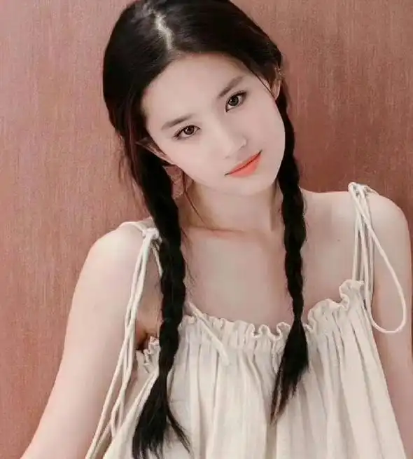 刘亦菲在《玫瑰故事》中以双麻花辫造型登场,引发了少女们的心动