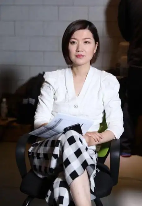 东方卫视没主持人了前一姐陈蓉正式复工网友评论却两极分化