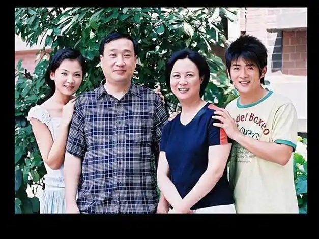 著名演员柏寒:56岁撒手人寰,将儿子韩青托付给海清,现状如何