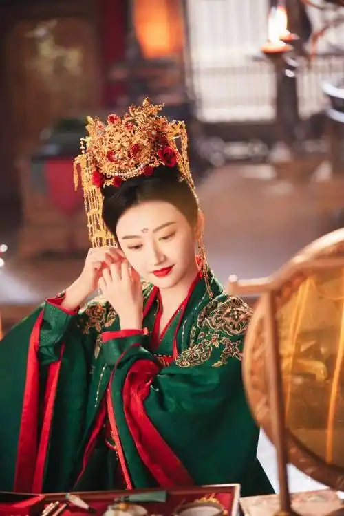 景甜古装婚服造型明艳动人 凤冠霞帔华丽大气_婚礼_传统_文化