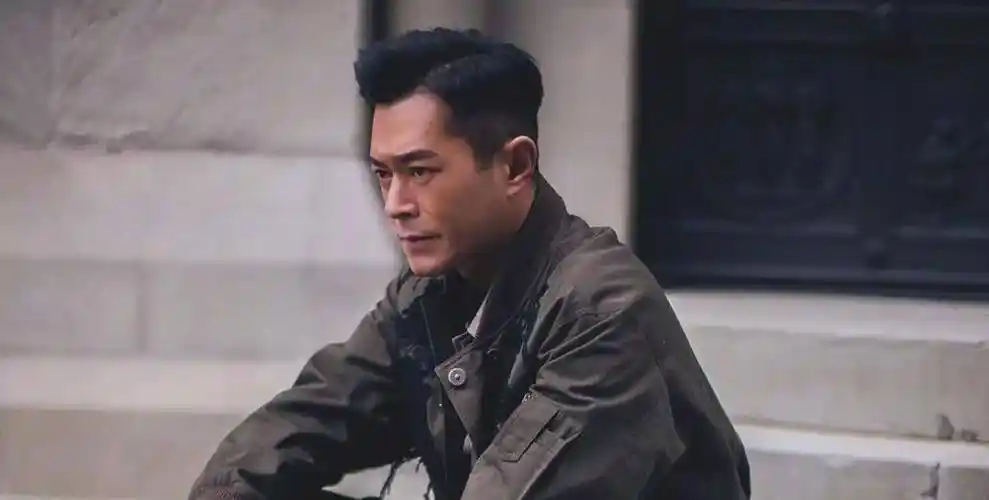 原创原创51岁古天乐骑电动车上下班用12元菜篮子无助理保镖太低调