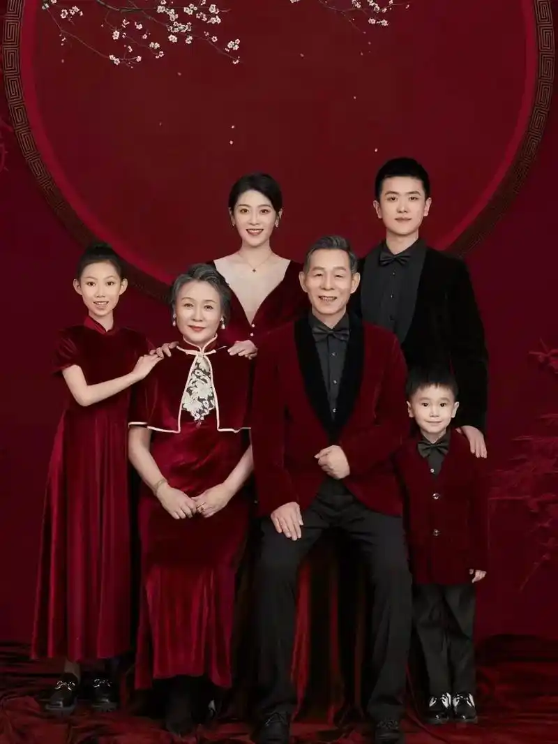 想拍全家福亲子照就不要犹豫了有时间陪家人来拍个照片吧