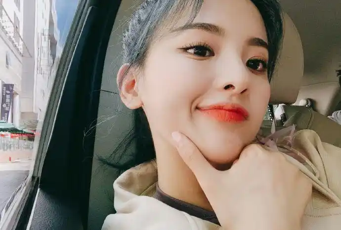 杨超越高马尾搭八字刘海青春活力少女感十足