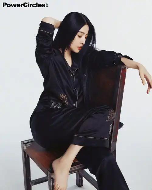 范冰冰登上势界powercircles11月刊封面一展风采