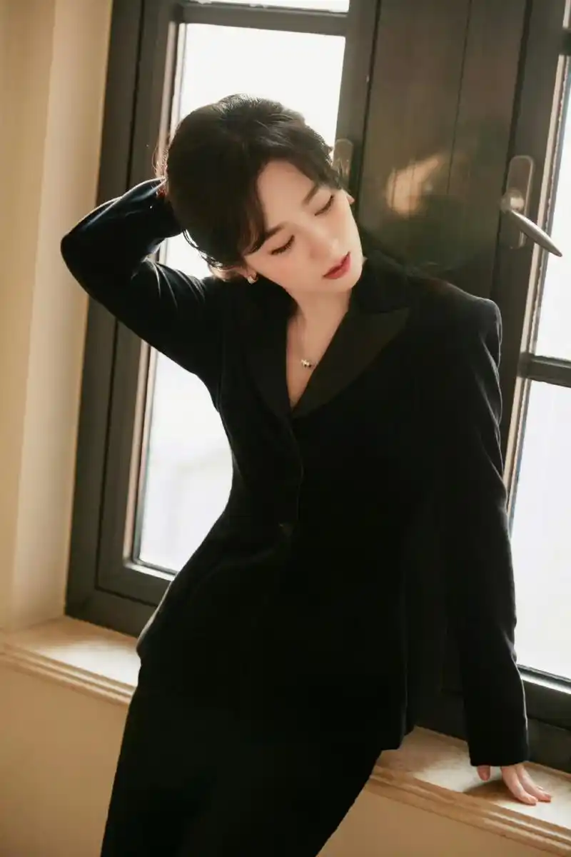 杨紫黑色丝绒西装,最近活动妆造成熟了,时尚感越来越好了! #杨紫