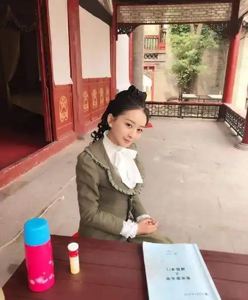 她,但是走红后才发现原来她还是当红小花旦周冬雨和古力娜扎同班同学