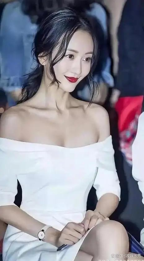 41岁王鸥美如画,穿搭时尚又有气质,身材完美像20岁