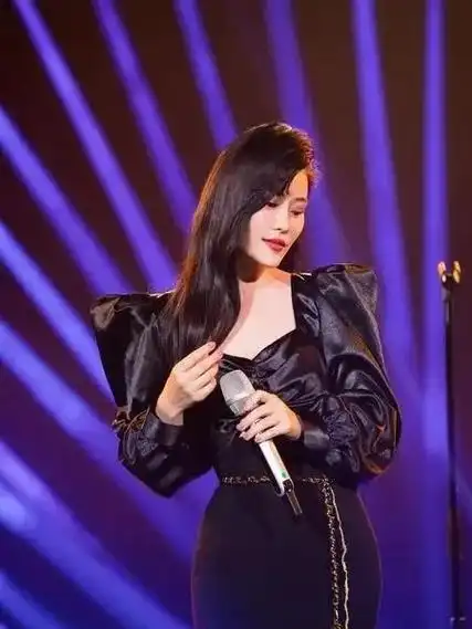 值得一提的是,袁娅维不愧是大vocal,一开口就让人感受到了来自她的