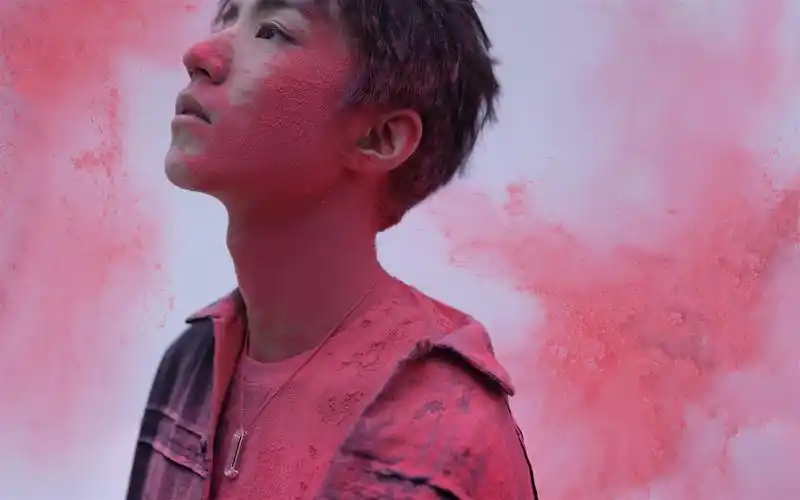 王俊凯粉末大片今日释出全新寸头造型诠释成长新态度