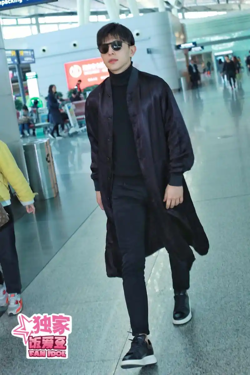 180312 邓伦长沙出发走路带风的哥哥 一身黑搭配黑超遮面酷到不行呀c6