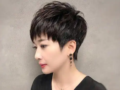 比如这款适合中年女士的栗棕色斜刘海露耳波波头短直发设计,既能修饰