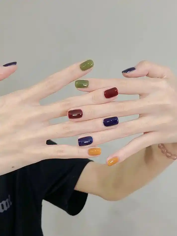 短甲星人值得一试的跳色.#秋冬显白美甲 #短指甲也可以这么美 - 抖音