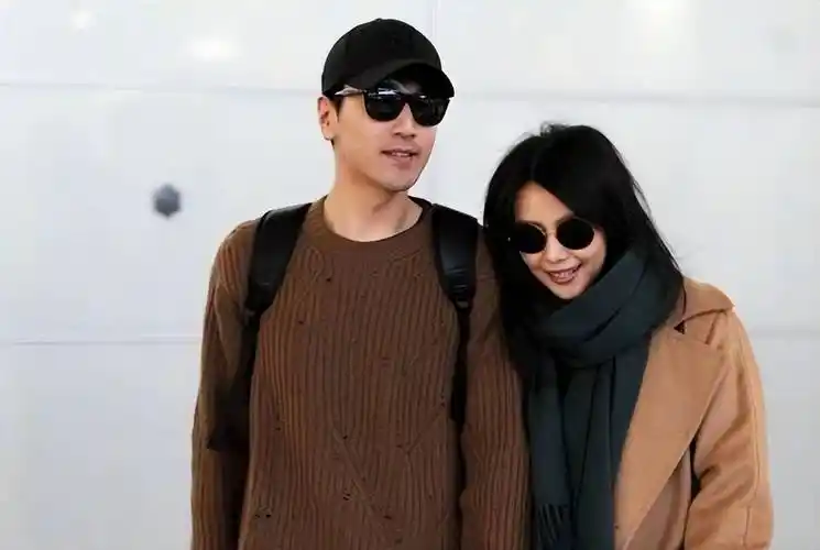 从两位的路线来看,应该是赵又廷陪着高圆圆去逛街或者是工作,结束回到