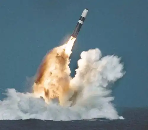 图为可携带核弹头的潜射洲际弹道导弹