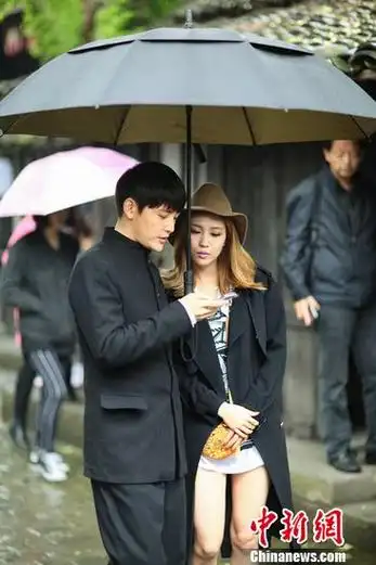 孙坚王霏霏回归《如果爱》 甜蜜喂食坐大腿(图)(3)