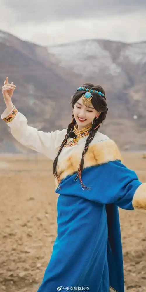 毛晓彤娇俏迷人的长辫子