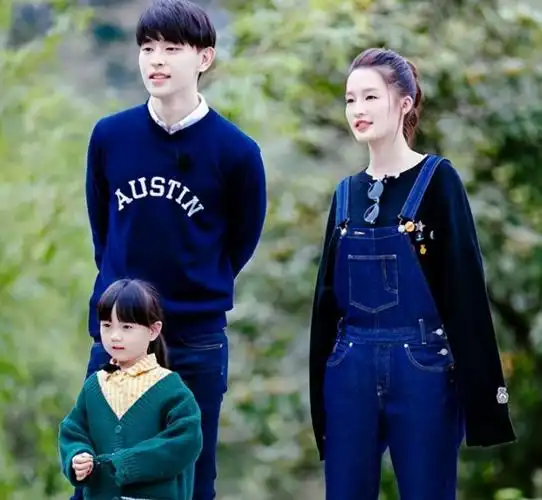 当时的节目中,邓伦和李沁在节目中互动不断.