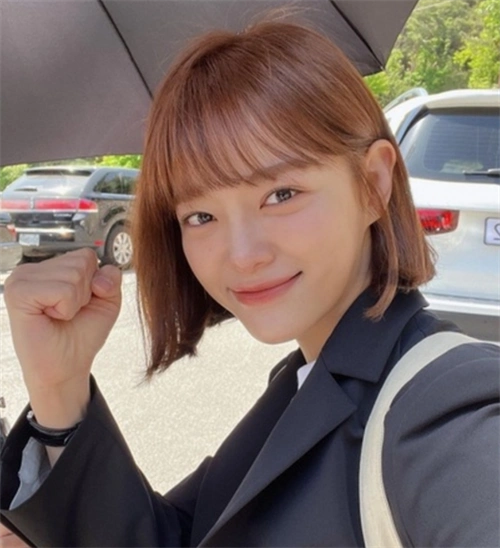 2022韩星短发范本:金世正-挂耳短发