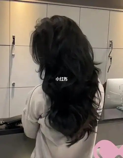 根本不用担心这款卷发会显老气v字层次感