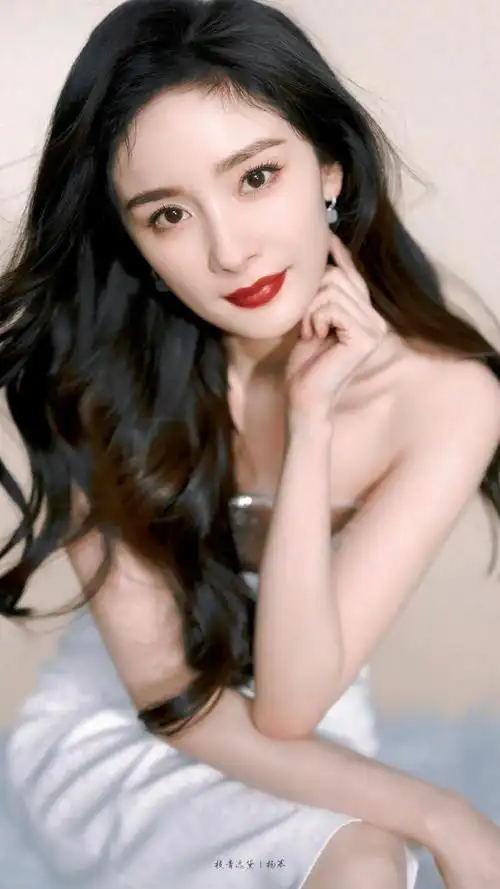 杨幂|纯白羽毛06#杨幂白色抹胸长裙造型