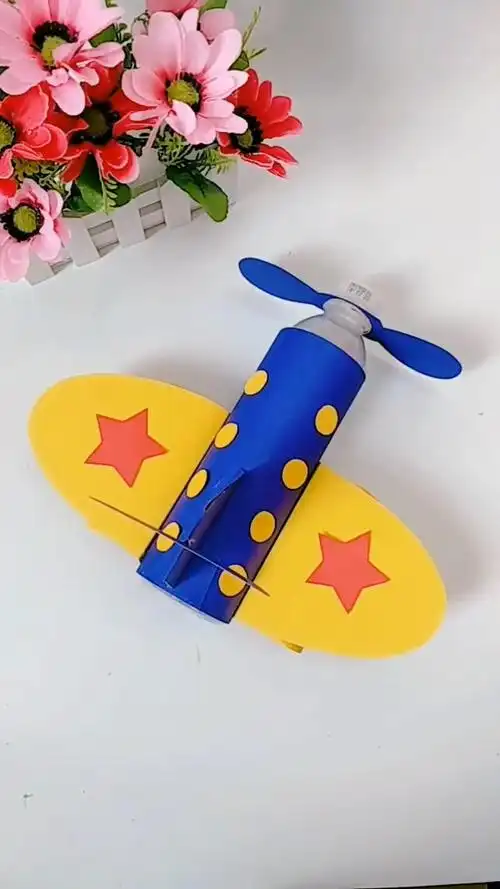 手工#废塑料瓶制成的幼儿园亲子手工《网红小飞机》,爱护环境蚊们