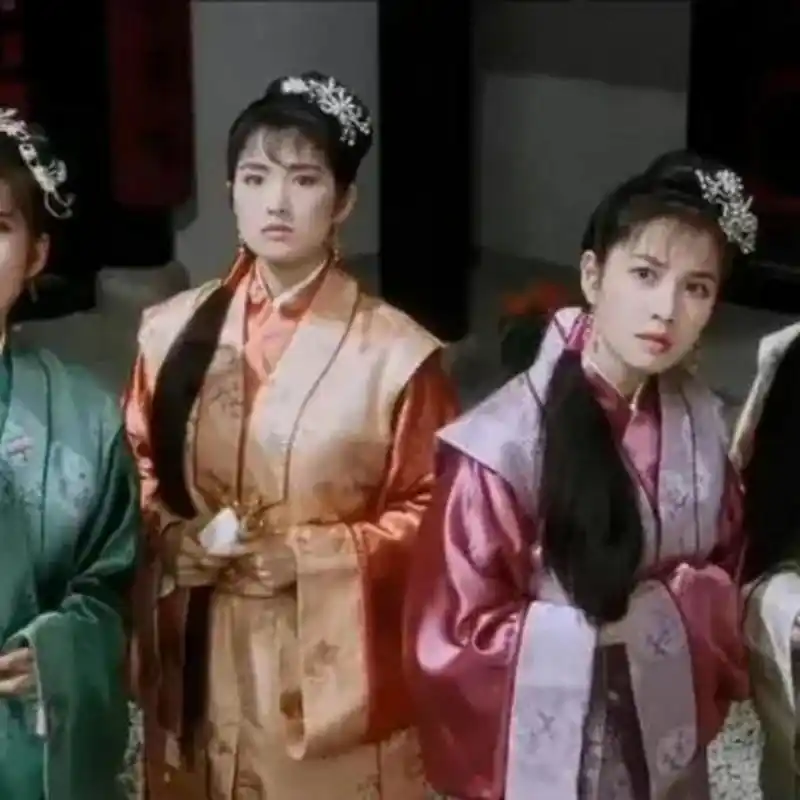 经典电影《唐伯虎点秋香》中四位分别是春香,夏香,秋香,冬香,当年没