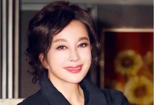 中国电影界的传奇女演员刘晓庆,以其出众的演技和绝美的容颜,深入人心