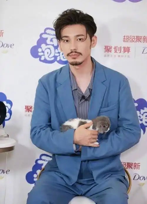 恭喜白宇喜提高富帅,颜值全靠胡子撑,网友:家里有矿就是任性!