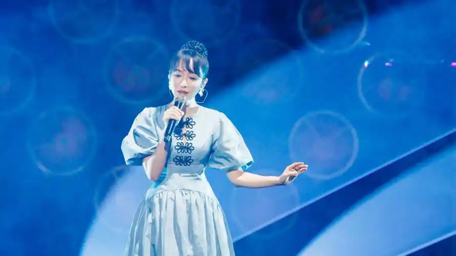 萨顶顶《左手指月》惊艳开唱,飙高音引全场沸腾,网友:最高能到e6