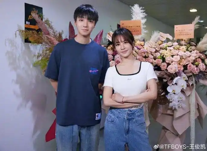 王俊凯发和蔡依林的后台合照感谢蔡依林邀请啦～520能看到新鲜小凯