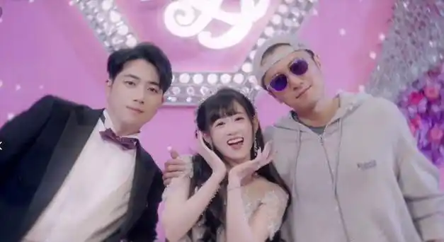 谢霆锋出席干女儿婚礼,穿搭随意黑脸惹争议,曾免费代言了22年!