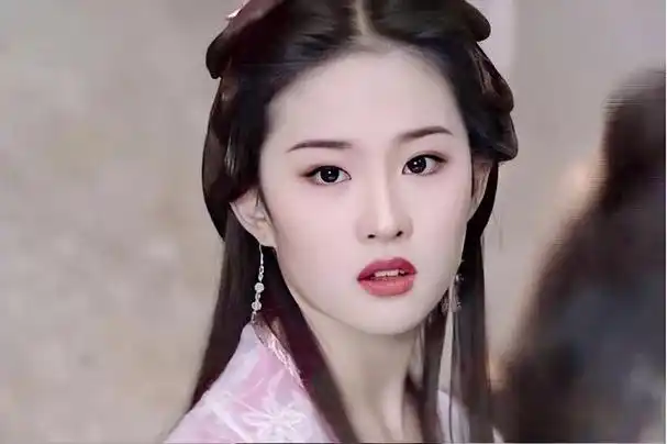 在一次采访中,主持人发现刘亦菲近看比镜头中更美,忍不住感慨:"追你的