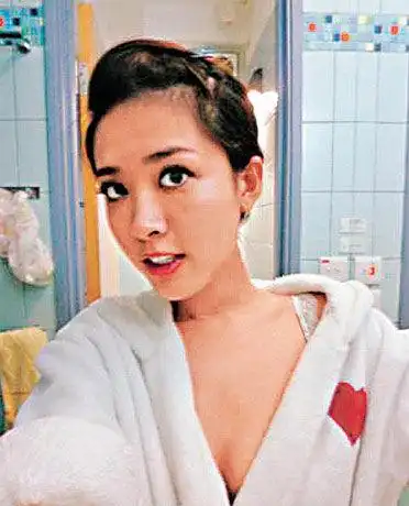 晚一拖三往兰桂坊泡吧,更背着女友周慧敏与貌似乐基儿的辣妹激吻连场