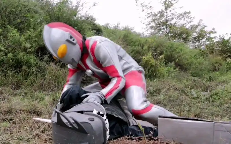 穿上自制的初代奥特曼皮套,拍摄低配特摄剧,怪兽演的好!